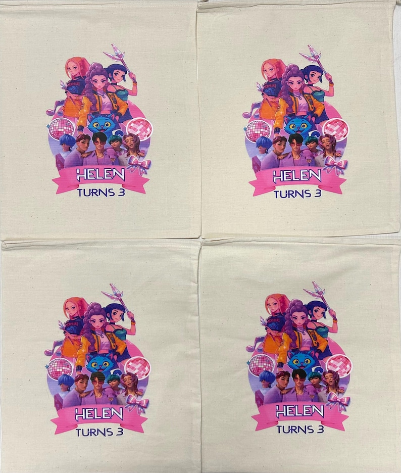 Puede incluir: Cuatro bolsas de algod&oacute;n de color blanco roto con cord&oacute;n, cada una con un estampado gr&aacute;fico colorido de personajes animados, un gato azul, bolas de discoteca y una pancarta rosa con el texto HELEN TURNS 3. El dise&ntilde;o incluye varias figuras con atuendos vibrantes.