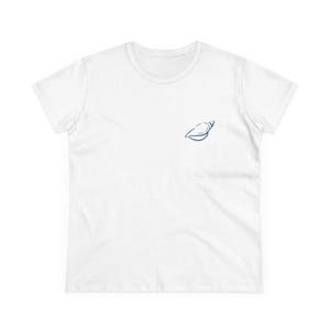 Könnte beinhalten: Weißes T-Shirt mit einem kleinen, marineblauen Muscheldesign auf der linken Brust. Das T-Shirt hat kurze Ärmel und einen Rundhalsausschnitt. Der Stoff scheint ein weiches, bequemes Material zu sein.