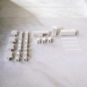 Puede incluir: Una colección de muebles en miniatura de color blanco que incluye cuatro mesas cuadradas, doce sillas, una isla de cocina con tres taburetes, un refrigerador alto, una encimera de cocina con fregadero y cuatro tiras rectangulares largas.