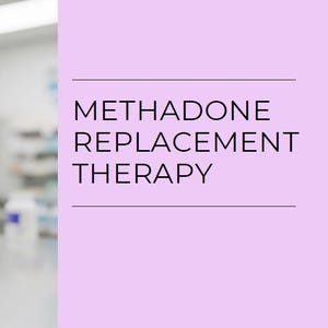 Puede incluir: Una botella de vidrio marrón con una etiqueta blanca que dice "Methadone Replacement Therapy". La botella contiene un líquido amarillo. El fondo es un entorno de farmacia con otras botellas y estantes.