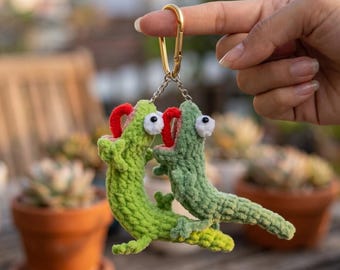 かぎ針編みのトカゲキーホルダー、かわいいヤモリキーホルダー、手作りの動物バッグチャーム、かわいいトカゲのあみぐるみ、爬虫類ギフトアイデア