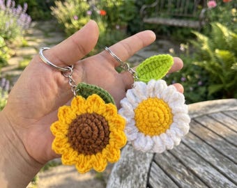 かぎ針編みの花のキーホルダー、デイジーとひまわりのキーホルダー、かわいい花柄のバッグチャーム、手作りのミニフラワーキーリング、彼女へのギフト