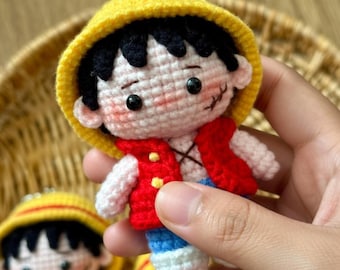 かぎ針編みの麦わら帽子の男の子用キーホルダー、かわいいあみぐるみぬいぐるみチャーム