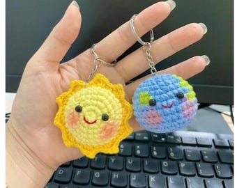 かぎ針編みの地球キーホルダー、かわいい惑星キーホルダーセット、太陽と地球のあみぐるみ、手作りの地球儀バッグチャーム、宇宙ギフトアイデア