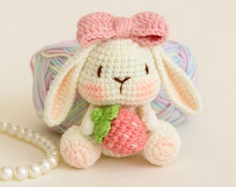 かぎ針編みのうさぎキーホルダー、かわいいイチゴうさぎのぬいぐるみチャーム、かわいいあみぐるみバッグチャーム、彼女への手作りギフト