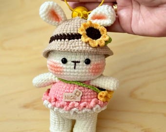 かぎ針編みのうさぎキーホルダー、かわいいうさぎひまわり帽子のぬいぐるみチャーム、かわいい動物バッグチャーム、彼女への手作りギフト