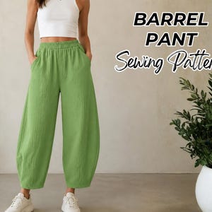 Peut inclure: Pantalon tonneau vert clair avec une taille élastique et des poches latérales. Le texte BARREL PANT Sewing Pattern est affiché dans le coin supérieur droit. Le pantalon présente une silhouette large qui se resserre à la cheville, en tissu texturé.