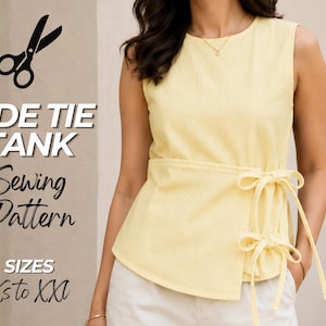 Op de afbeelding: Een mouwloze, lichtgele tanktop met zijstrik. De top heeft een wikkelontwerp met striksluitingen aan de zijkant. De afbeelding bevat de tekst "SIDE TIE TANK Sewing Pattern" en "SIZES Xs to XXL". Een schaar staat in de linkerbovenhoek.