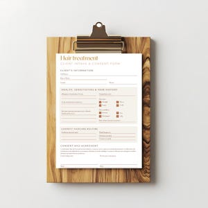 Op de afbeelding: Een houten clipboard met een goudkleurige clip met een wit Hair Treatment Client Intake & Consent Form. Het formulier bevat secties voor klantinformatie, gezondheidsgeschiedenis en toestemming. De clipboard heeft een natuurlijke houtnerf.