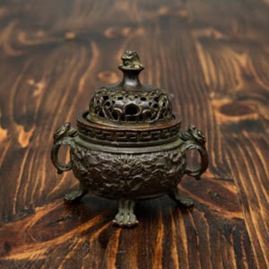 Vintage Bronze Dragon IncenseBurner, 3-Leg Foo Dog Lid Censer,Antique Style Tiny Incense Holder forMeditation Home Altar Decor