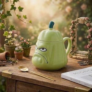 Könnte beinhalten: Rustikales Holzschild mit dem weißen Schriftzug "Welcome to our home". Das Schild hat eine Used-Optik und ein schlichtes, einladendes Design für den Eingangsbereich.