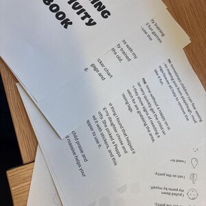 Könnte beinhalten: Ein Stapel gedruckter Aktivitätsblätter zum Töpfchentraining. Auf dem obersten Blatt steht "Potty Training Activity Book" in großen, fetten, schwarzen Buchstaben. Weitere Blätter enthalten Texte über Töpfchentipps und eine Töpfchentabelle.