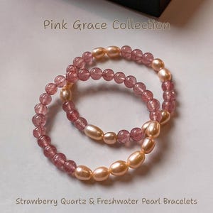 Könnte beinhalten: Zwei Armbänder mit rosa Erdbeerquarz-Perlen und Süßwasserperlen. Die Armbänder werden auf einer weißen Oberfläche gezeigt. Der Text "Pink Grace Collection" und "Strawberry Quartz & Freshwater Pearl Bracelets" sind sichtbar.