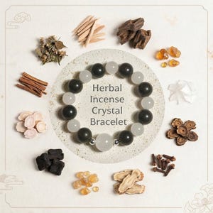 Może przedstawiać: Bransoletka z czarnych i białych koralików otoczona jest różnymi ziołami i składnikami kadzidła. Bransoletka jest oznaczona jako "Herbal Incense Crystal Bracelet". Obraz jest ustawiony na neutralnym tle.