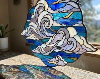 Decorazione da appendere alla finestra con nuvole in vetro colorato e onde oceaniche, stile boho costiero.