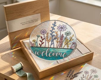 Decorazione da appendere con scritta "Benvenuto floreale" in vetro colorato / Decorazione rustica a tema prato