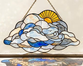Acchiappasole in vetro colorato con nuvole: decorazione da appendere alla finestra con cielo oceanico e sole.