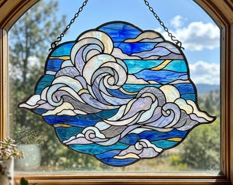 Decorazione da appendere alla finestra con nuvole in vetro colorato e onde oceaniche, stile boho costiero.