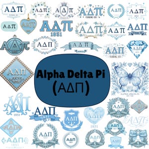 Puede incluir: Una colección de emblemas de la hermandad Alpha Delta Pi (ΑΔΠ). Los diseños presentan las letras griegas ΑΔΠ, el año de fundación 1851 y elementos decorativos en azul y blanco. Incluye una mariposa y un diamante. Medidas no aplicables.