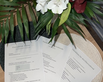 Puede incluir: Un ramo de flores blancas y burdeos con hojas verdes, junto a papeles impresos con texto en alemán. Los papeles parecen estar relacionados con un evento escolar, con títulos como "Elternabend-Klasse" y "Checkliste für den Elternabend."