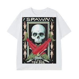 Puede incluir: Camiseta blanca con un diseño gráfico. El diseño incluye una calavera, peces rojos cruzados y el texto "SPAWN TILL YOU DIE". El diseño está enmarcado con un borde negro y rodeado de pequeñas figuras humanas.