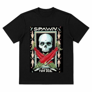 Puede incluir: Una camiseta negra de manga corta con un estampado gráfico de un cráneo humano sobre dos salmones rojos cruzados. El diseño incluye el texto "SPAWN" en la parte superior y "TILL YOU DIE" en la inferior, enmarcado por pequeñas figuras.