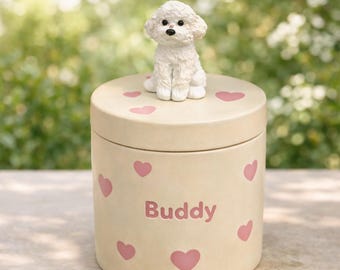 Handgemaakte Bichon Frisé-urn – gepersonaliseerd keramisch hondenmonument met 3D-beeldje, crème hartstijl