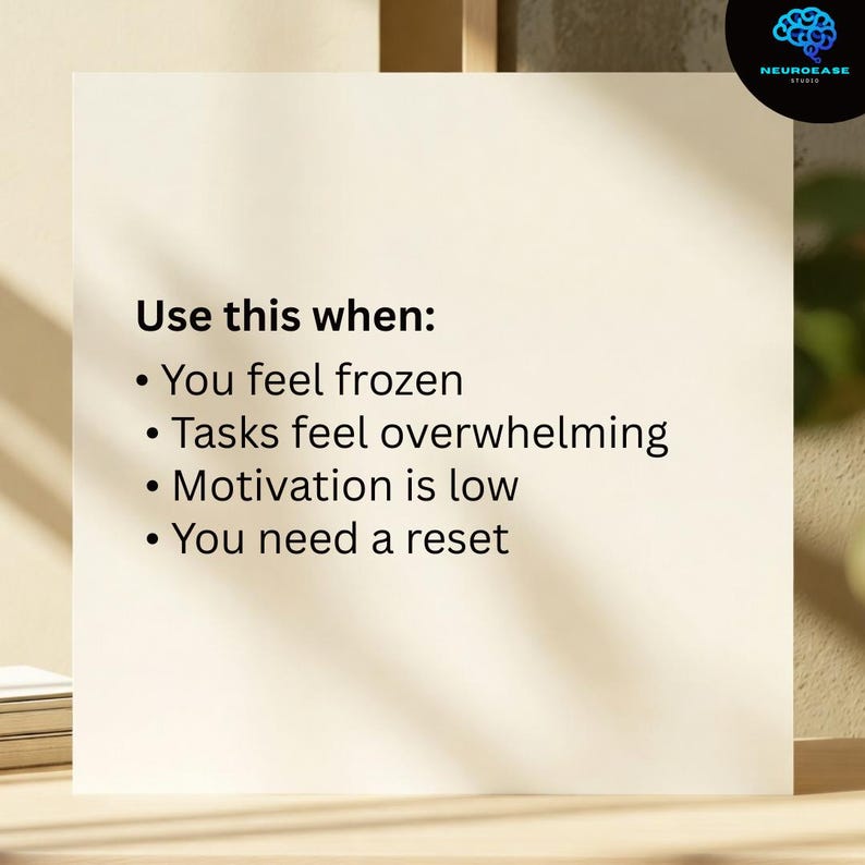 Pu&ograve; includere: Una scheda bianca con il testo "Usa questo quando: Ti senti bloccato, I compiti ti sembrano opprimenti, La motivazione &egrave; bassa, Hai bisogno di un reset." Il logo Neuroease Studio si trova in alto a destra.