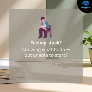 Pu&ograve; includere: Illustrazione di una persona seduta su una sedia viola, con la testa tra le mani, con il testo "Feeling stuck? Knowing what to do &ndash; but unable to start?" Il logo Neuroease Studio &egrave; visibile.