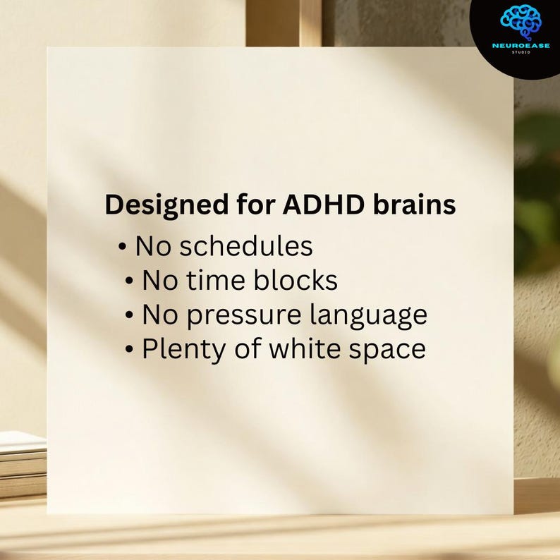Pu&ograve; includere: Sfondo bianco con il testo "Progettato per cervelli ADHD" e punti elenco: "Nessun programma", "Nessun blocco temporale", "Nessun linguaggio di pressione" e "Molto spazio bianco". Logo di Neuroease Studio.