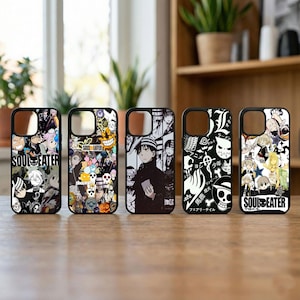 Puede incluir: Cinco fundas negras para teléfono con gráficos coloridos de estilo anime. Las fundas presentan varios personajes y el texto "SOUL EATER" en blanco. Una funda tiene texto japonés. Las fundas están sobre una superficie de madera.