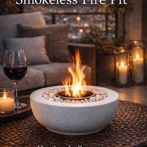 Può includere: Una tazza di ceramica bianca con manico nero e la scritta "But First, Coffee" in nero, con un carattere a mano. La tazza è su una superficie bianca.