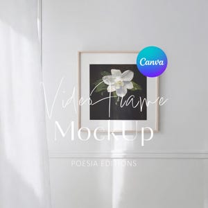 Può includere: Una cornice quadrata in legno contenente la stampa di un fiore bianco su sfondo scuro. La cornice è montata su una parete bianca. Le scritte sovrapposte includono "Canva", "Video Frame MockUp" e "POESIA EDITIONS" in caratteri bianchi e corsivi.
