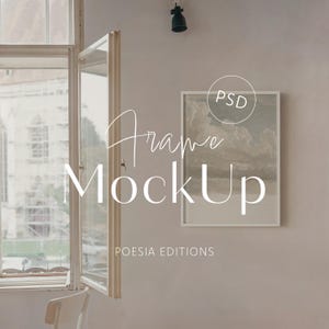 以下が含まれることがあります： 「Frame MockUp」の文字が明るくエレガントなフォントで表示された、額装されたアートワークのモックアップ。画像には、開いた窓と、雲の空のデザインが施された額装されたプリントが写っています。「POESIA EDITIONS」の文字も表示されています。
