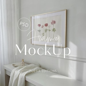 Maqueta de marco dorado claro de 4x3 con reflejo de cristal, paisaje, exhibición de arte, mesa consola minimalista blanca para interiores, escena de habitación neutra y luminosa (PSD)