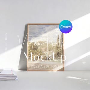 Op de afbeelding: Een verticale rechthoekige houten lijst met een landschapsafdruk van een landelijke scène met bomen, een gebouw en een bewolkte lucht. De lijst bevat de tekst POESIA EDITIONS onderaan en een rond blauw en paars Canva-logo in de hoek.