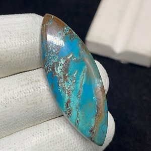 Può includere: Un cartello in legno fatto a mano con la scritta "Welcome" in stile scritto a mano. Il cartello è dipinto di bianco con una finitura invecchiata e una piccola foglia verde è attaccata in cima. Il cartello misura circa 30 cm di larghezza.