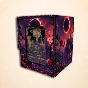 Op de afbeelding: Een rechthoekige deckbox voor ruilkaarten met een duister fantasielandschap vol doornige ranken, rode rozen en een zwarte zon tegen een paars-rode lucht. Een doorzichtig venster aan de voorzijde toont een Raugrin Triome kaart met tekst.