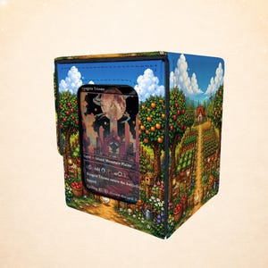 Puede incluir: Una caja rectangular para guardar cartas con un paisaje de arte píxel que muestra un huerto con manzanos, un camino y una casa pequeña. Una ventana transparente en el frente muestra una carta Magic: The Gathering Raugrin Triome.