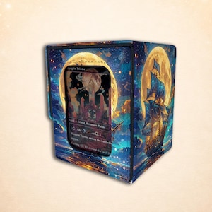 Könnte beinhalten: Eine rechteckige Deck-Box mit einer lebendigen Nachthimmel-Illustration, einem großen gelben Mond und einem Segelschiff auf dem Ozean. Ein Sichtfenster auf der Vorderseite zeigt eine Magic: The Gathering-Karte namens Raugrin Triome.