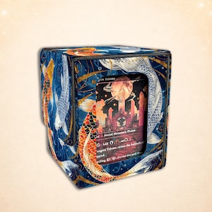 Caja para mazos de MTG con expositor de comandante, capacidad para más de 100 cartas con fundas, estuche de almacenamiento TCG con diseño de peces koi de fantasía, regalo perfecto para los amantes de los juegos de cartas.
