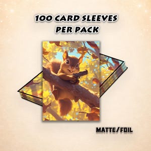 Puede incluir: Fundas para cartas con una ardilla de dibujos animados sosteniendo un arma, sobre un fondo de hojas de otoño. El texto "100 CARD SLEEVES PER PACK" se muestra en la parte superior. El texto inferior dice "MATTE/FOIL".
