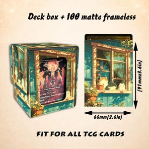 Puede incluir: Una caja para barajas y 100 fundas mate sin borde con una escena de ventana y gatos. La caja mide 66mm por 91mm. El dise&ntilde;o muestra el exterior de una casa azul con una ventana, plantas en macetas y tres gatos. Texto: Deck box + 100 matte frameless y FIT FOR ALL TCG CARDS.