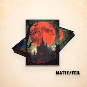 Può includere: Una pila di stampe artistiche opache/foil con una silhouette di castello gotico sotto una grande luna rossa. Rami di alberi spogli e pipistrelli volanti aggiungono alla scena spettrale. Le stampe hanno una tavolozza di colori scuri e drammatici.