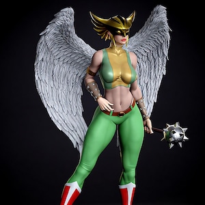 Puede incluir: Figura detallada de una superheroína con grandes alas blancas emplumadas. Viste un traje dorado y verde, una máscara dorada y botas rojas y blancas. Sostiene una maza con púas y está sobre una base de piedra.