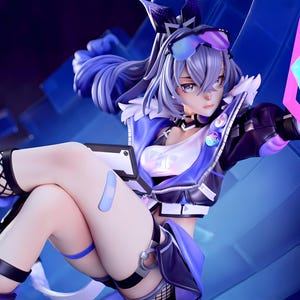 Puede incluir: Figura detallada de un personaje de anime femenino en una pose dinámica. Viste un atuendo futurista con tonos de azul, blanco y negro, que incluye una chaqueta, pantalones cortos y medias de red. La figura tiene cabello plateado y sostiene un dispositivo similar a una tableta.