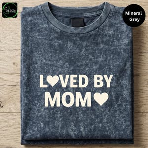 Loved By Mom Mineral Wash Shirt, Vintage Mom Tee, Mothers Day Gift, Cute Mama Shirt, Family Matching Tee bild 3