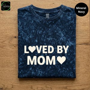 Loved By Mom Mineral Wash Shirt, Vintage Mom Tee, Mothers Day Gift, Cute Mama Shirt, Family Matching Tee bild 4