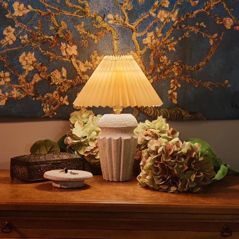 Lámpara de mesa hecha a mano con pantalla plisada - Base de piedra fundida natural - Decoración Japandi - Lámpara de noche moderna de mediados de siglo