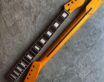 Mástil de guitarra estilo T de arce amarillo y palisandro – 22 trastes, incrustaciones de bloques de nácar, acabado teñido.